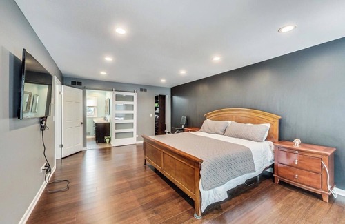 Lombard House | Big, spacious, clean, modern, and comfortable house in great location!