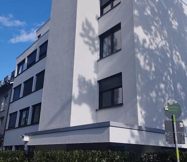Eschersheim House | Big spacy Room for 2 person,close to trade fair, free parking, supermarket near