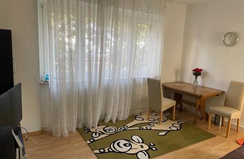 Eschersheim House | Big spacy Room for 2 person,close to trade fair, free parking, supermarket near