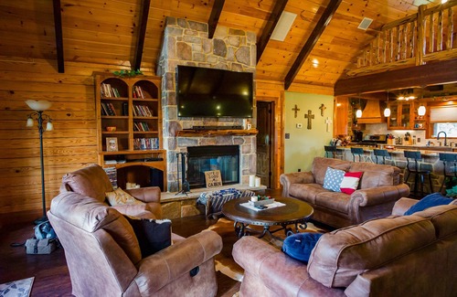 La Grange Cabin | Big View! Log cabin on the River