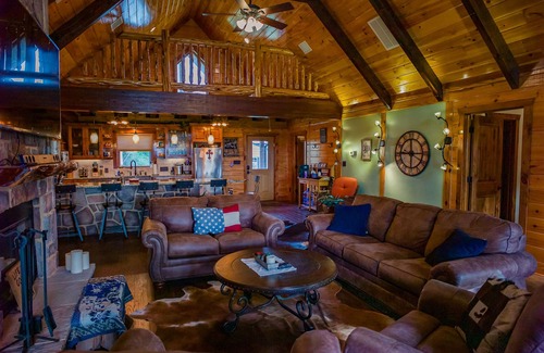 La Grange Cabin | Big View! Log cabin on the River