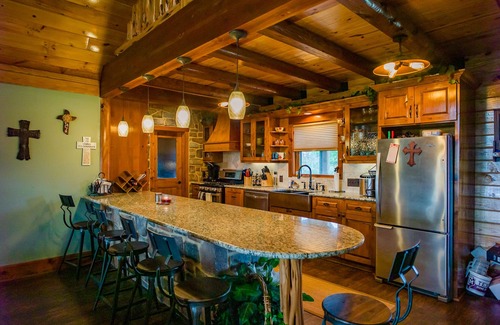 La Grange Cabin | Big View! Log cabin on the River