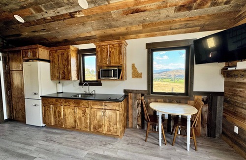 Salmon Cottage | Big Views in Salmon, ID - close to town and Goldbug Hotsprings