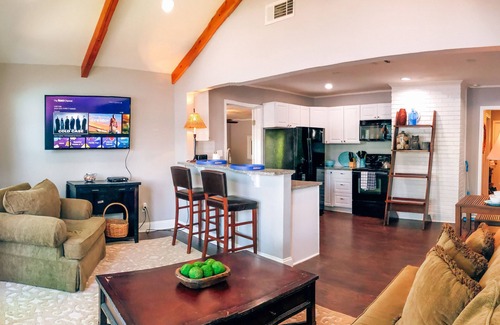 Monticello Cottage | Big Water Sunset Views with Dock & Lawn!