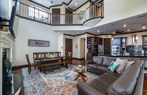 Weeki Wachee Gardens House | Bigfoot Bungalow -Enjoy being directly on the clear waters of Weeki Wachee River
