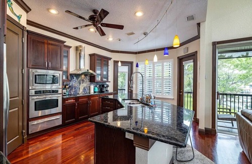 Weeki Wachee Gardens House | Bigfoot Bungalow -Enjoy being directly on the clear waters of Weeki Wachee River