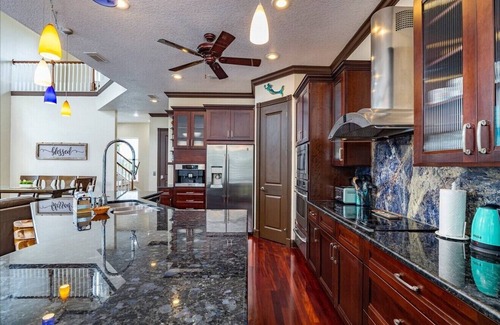 Weeki Wachee Gardens House | Bigfoot Bungalow -Enjoy being directly on the clear waters of Weeki Wachee River