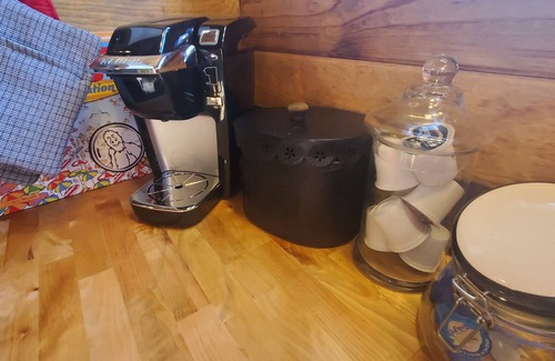 Cheney Cabin | Bigfoot Bungalow themed tiny home cabin! In the woods, 15 min from airport