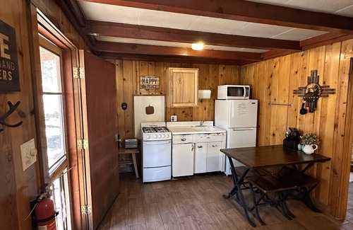 Cloudcroft Cabin | Bigfoot's Bunkhouse! Cozy Cabin, Cool Breeze Dogs Welcome! 45 min to white sands