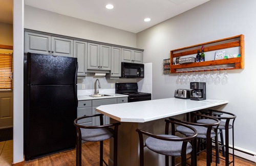 Big White Ski Resort House | BigWhite Ski In/Out Chalet w Private HotTub & Garage