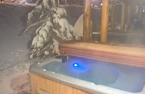 Big White Ski Resort House | BigWhite Ski In/Out Chalet w Private HotTub & Garage