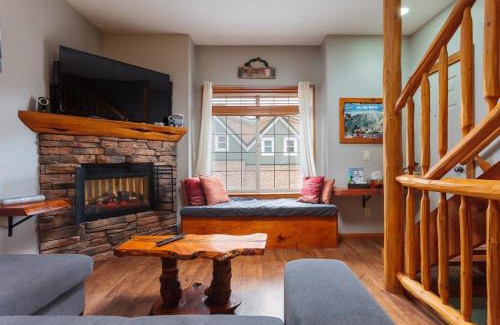 Big White Ski Resort Apartment | BigWhite Ski In-Out Chalet w Priv HotTub & Garage