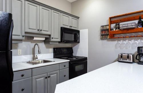 Big White Ski Resort Apartment | BigWhite Ski In-Out Chalet w Priv HotTub & Garage