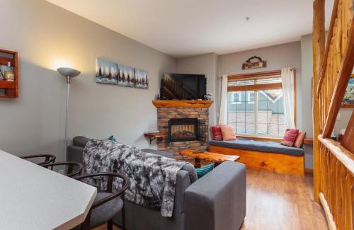 Big White Ski Resort Apartment | BigWhite Ski In-Out Chalet w Priv HotTub & Garage