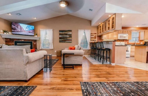 Bella Vista House | 🐶 Bike -Lovers & Pets Welcome! Modern Home by Bamboozled Trail