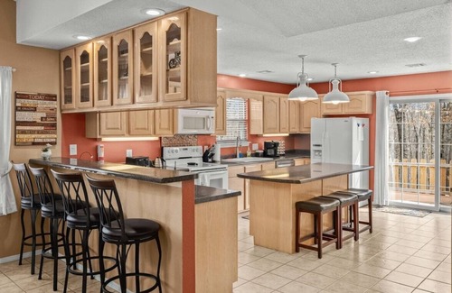 Bella Vista House | 🐶 Bike -Lovers & Pets Welcome! Modern Home by Bamboozled Trail