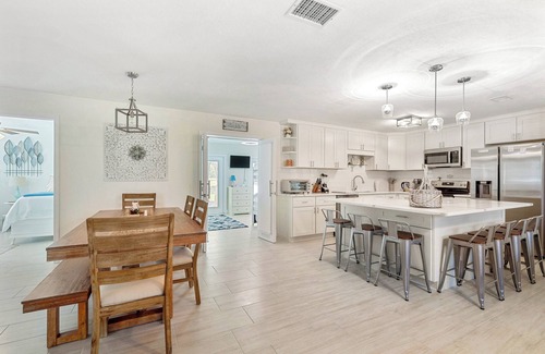 Lecanto Cottage | Bikes, Yard & Fire Pit at Upscale Lecanto Home!
