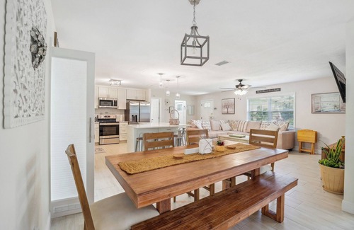 Lecanto Cottage | Bikes, Yard & Fire Pit at Upscale Lecanto Home!