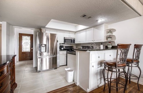 Point Venture House | Billie Jean, Lake Travis - Sleeps 8 Lake Access