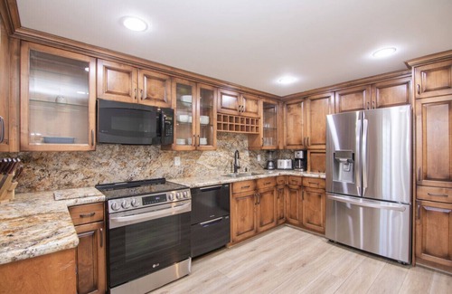 Camelback East Apartment | Biltmore Chic Condo by Golf Course & Hiking Trails