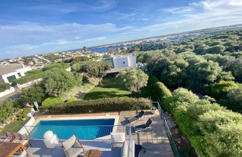 Cala Llonga Villa | Bini Moxonia Villa de lujo con Vistas al mar, piscina, barbacoa Espectacular Jardín