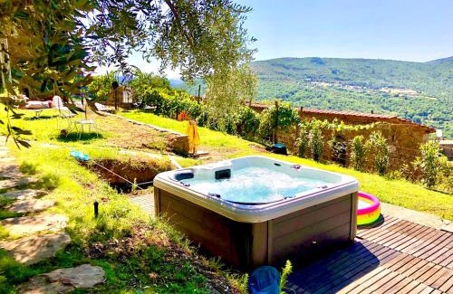 Pieve di Chio House | Bio Agriturismo Alba Etrusca di Cortona - Organic Farmhouse- Appartamento Lavanda-Appartamento Rosmarino - vasca idromassaggio esterna