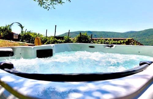 Pieve di Chio House | Bio Agriturismo Alba Etrusca di Cortona - Organic Farmhouse- Appartamento Lavanda-Appartamento Rosmarino - vasca idromassaggio esterna