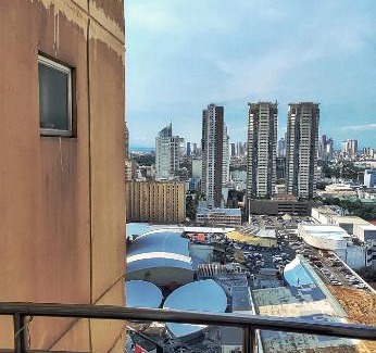 Ermita Night District Apartment | Birch Tower Private Studio with Manila City Metro View