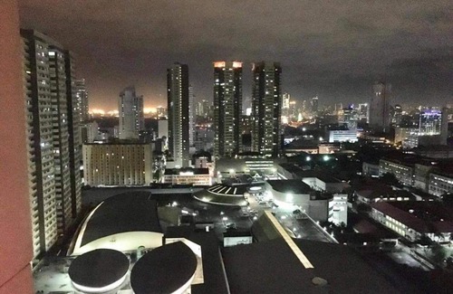 Ermita Night District Apartment | Birch Tower Private Studio with Manila City Metro View