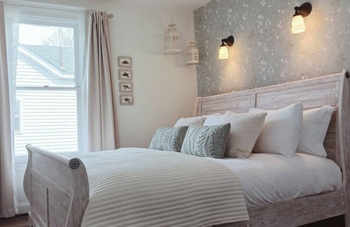 Berkeley Springs Bed & Breakfast | Bird Nest Suite In Town!- Inside Grand Castalian Bed and Breakfast