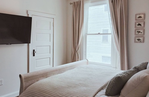Berkeley Springs Bed & Breakfast | Bird Nest Suite In Town!- Inside Grand Castalian Bed and Breakfast