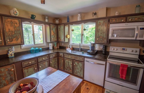 West Jefferson Cabin | Bird's Nest Antique Log Cabin - Hot Tub - West Jefferson