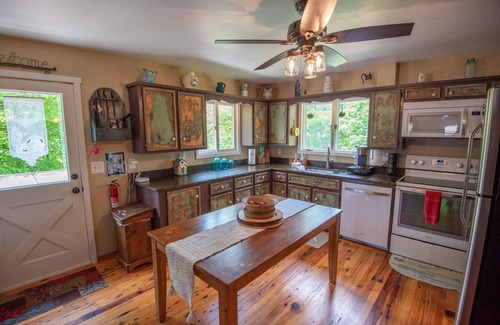 West Jefferson Cabin | Bird's Nest Antique Log Cabin - Hot Tub - West Jefferson