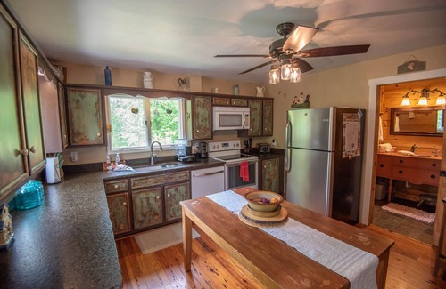 West Jefferson Cabin | Bird's Nest Antique Log Cabin - Hot Tub - West Jefferson