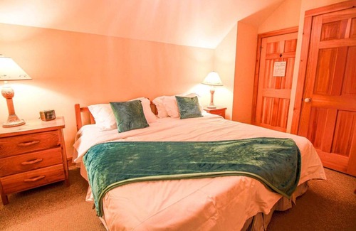 Georgina Cottage | BIRDIE LAKE VIEW COTTAGE