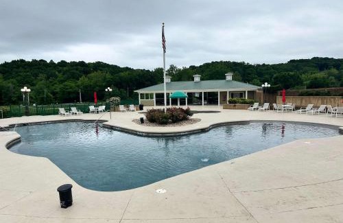 Lake Ozark House | Birdie's Bliss 2BR Condo Sleeps 6