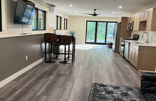 Belfast House | Birds Nest is a beautiful newly built home on Swanlake with 88 ft of deck!