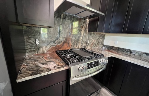 Belfast House | Birds Nest is a beautiful newly built home on Swanlake with 88 ft of deck!