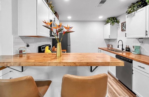 Pensacola House | Birds of Paradise - 5 min from NAS - 7 min from Downtown Pensacola!