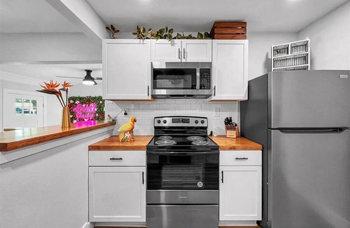 Pensacola House | Birds of Paradise - 5 min from NAS - 7 min from Downtown Pensacola!