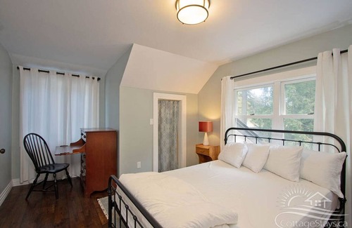 Bayfield Cottage | BirdSong Cottage, 3 Night Min.