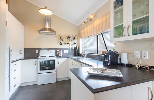 Omaha House | Birdsong - Omaha Holiday Home
