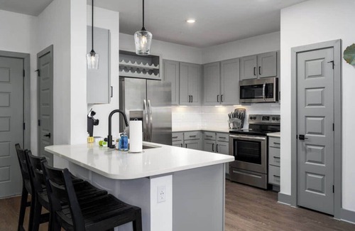 Crestline Heights Apartment | Birmingham Luxury: 2BR Apartment w/Pool & Gym