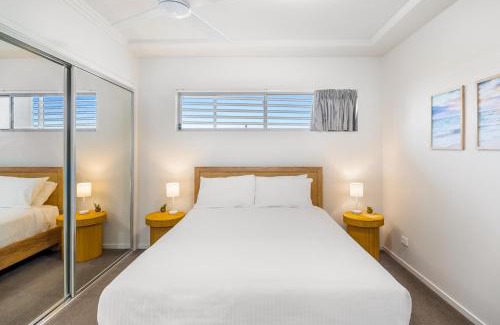 Birtinya Apartment | Birtinya 1-Bed with Canal Views and Pool