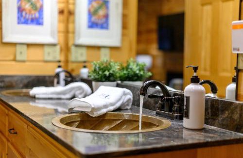 Broken Bow House | Bison Boot Lodge & Tipi - Hot Tub - Fireplace