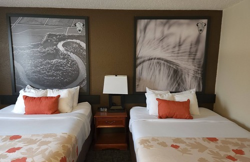 Moorhead Hotel | Bison Plains Lodge