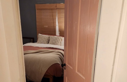 Ewell House | Bizzys Bungalow, 2 bedroom with wifi and golf cart