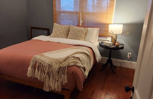 Ewell House | Bizzys Bungalow, 2 bedroom with wifi and golf cart