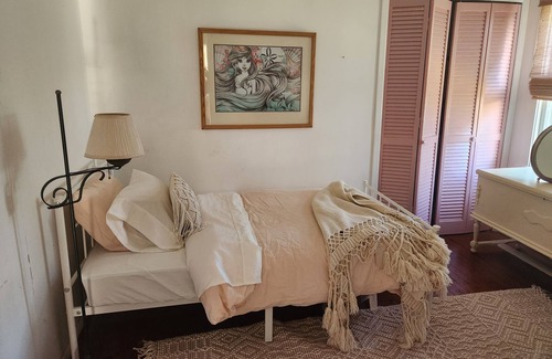 Ewell House | Bizzys Bungalow, 2 bedroom with wifi and golf cart
