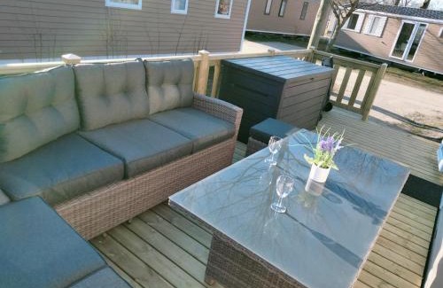 Lauwersoog Ski Chalet | BJ Chalets - Simonsgat 40 - Vakantiepark Lauwersoog- Chalet aan SPEELTUIN